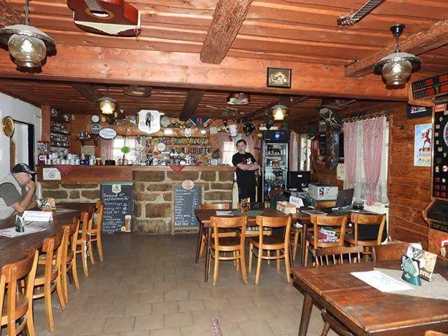 Hlavní místnost hospůdky s výčepem